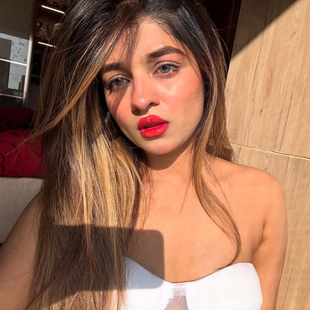 Blonde hair escort in Lahore