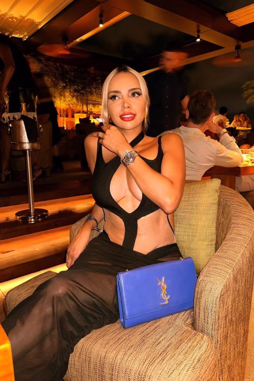 Blonde hair escort in Lahore